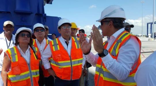 AUTORIDADES GUBERNAMENTALES RECORREN TERMINAL DE CONTENEDORES QUETZAL-1