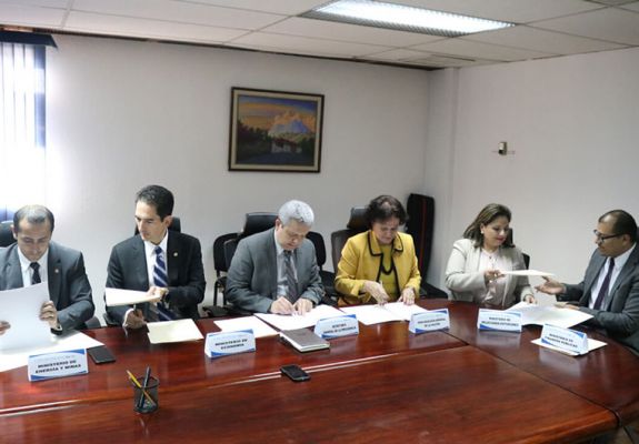PGN-FIRMA-CONVENIO-JUNTO-A-COMISIÓN-INTERINSTITUCIONAL-2